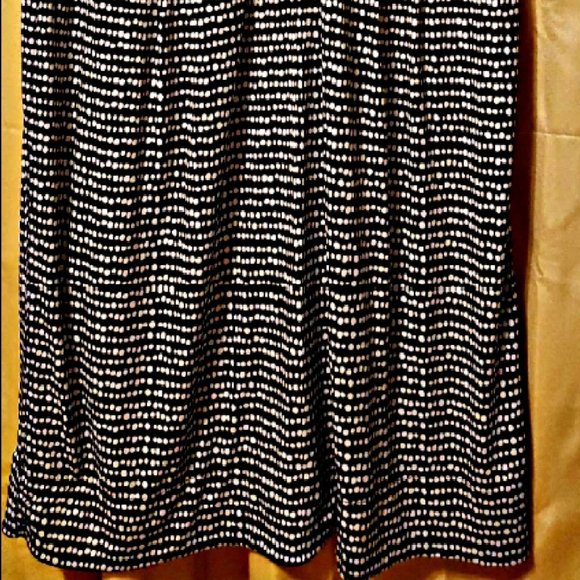 Just "TAYLOR" (Swift) SZ22 - B&W - Polka Dot Print - Picture 2 of 2